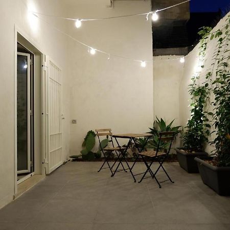 Dante'S Patio Apartment Бари Екстериор снимка